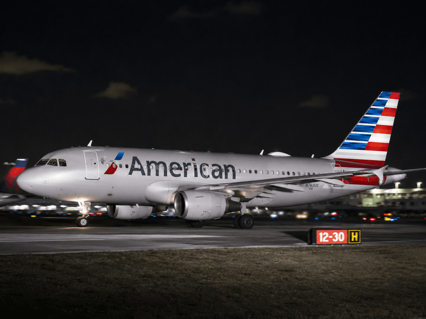 Airbus A319 da American Airlines aborta decolagem em Miami por jato